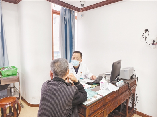 中醫(yī)運(yùn)用望聞問切進(jìn)行診療。