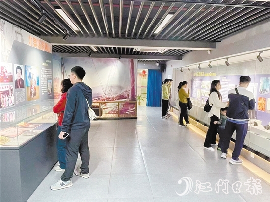 愛(ài)國(guó)僑領(lǐng)余銓針生平事跡展吸引不少市民、游客前來(lái)觀展。