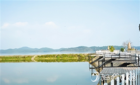 垂釣平臺設(shè)置在水庫旁的池塘，景色優(yōu)美。