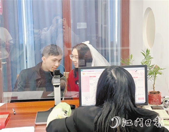 為滿足群眾跨區(qū)域婚姻登記的需求，開平市自2021年6月1日起實施婚姻登記“跨省通辦”。