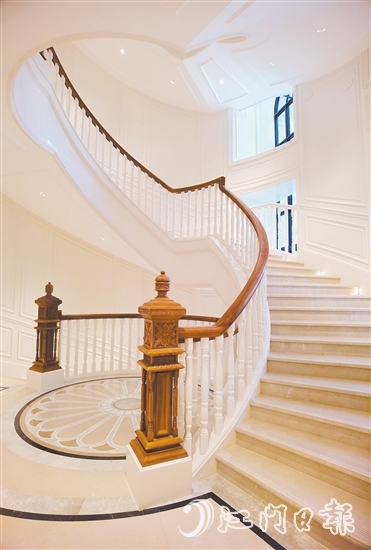 近年來，建鴻古典家具瞄準(zhǔn)高端整裝市場(chǎng)，深耕全屋定制板塊。