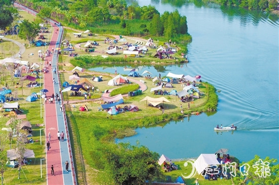 新會區(qū)聚焦“水生態(tài)”，讓生態(tài)“好水”變?yōu)榘l(fā)展“活水”，探索“碧道+水經(jīng)濟(jì)”新模式。莫振光