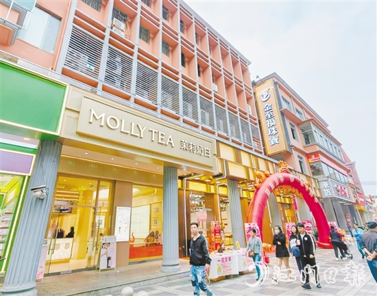 潮流品牌紛紛入駐銀信廣場，形成“老建筑+新業(yè)態(tài)”的格局，為商業(yè)體注入了全新活力。