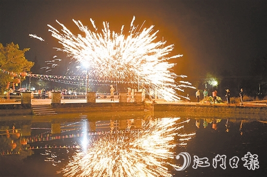 一勺勺滾燙的鐵水被擊向高空，幻化成漫天“星光”，美不勝收。