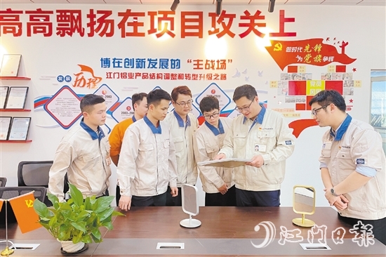 企業(yè)黨員職工帶頭開展研發(fā)攻堅。
