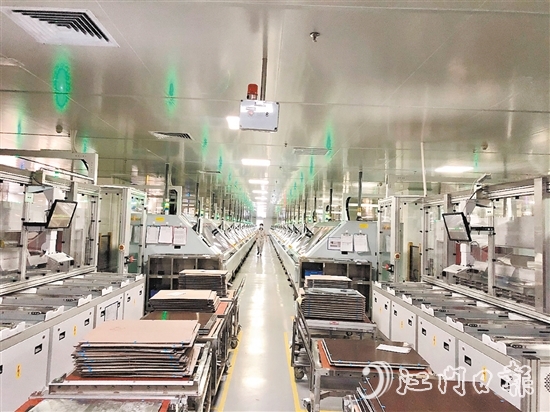 世運(yùn)電路今年第一季度生產(chǎn)訂單已經(jīng)排滿，企業(yè)生產(chǎn)車間機(jī)器轟鳴，生產(chǎn)線加速運(yùn)轉(zhuǎn)。