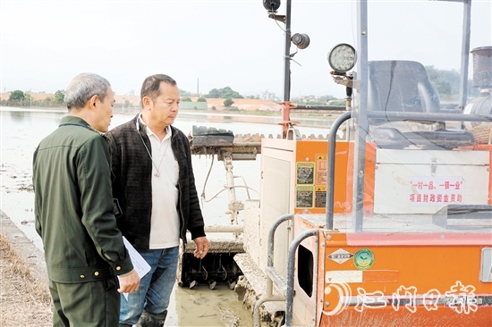 農(nóng)機(jī)安全監(jiān)理人員到田間地頭，對(duì)農(nóng)機(jī)進(jìn)行安全檢查。