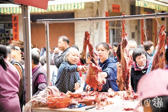 那吉黃牛肉受到歡迎，前來(lái)購(gòu)買牛肉的顧客絡(luò)繹不絕。