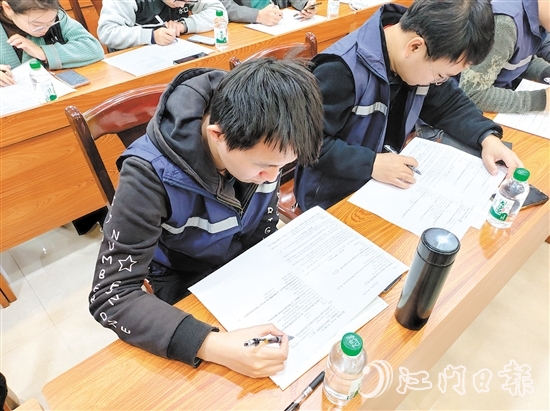 開平市應(yīng)急管理局圍繞最新法律法規(guī)、行業(yè)風(fēng)險(xiǎn)變化和執(zhí)法難點(diǎn)定期開展培訓(xùn)。