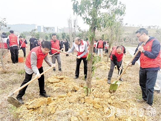 黨員干部與企業(yè)職工一起種樹。