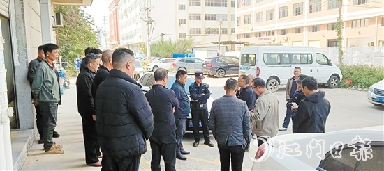 睦洲鎮(zhèn)政協(xié)聯(lián)絡(luò)組聚焦基層善治，依托基層協(xié)商驛站，協(xié)助派出所和人社部門處理企業(yè)與職工的糾紛。