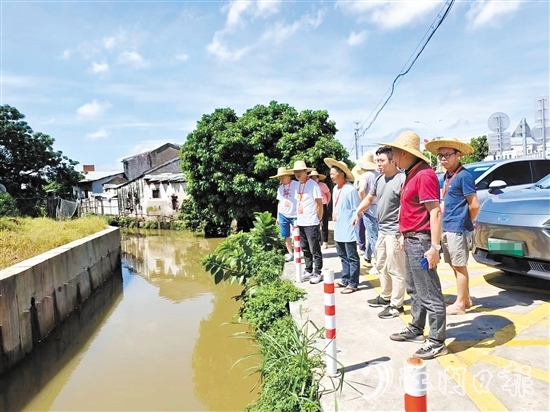 司前鎮(zhèn)政協(xié)聯(lián)絡(luò)組聯(lián)合人大代表、部門負(fù)責(zé)人、專家學(xué)者和群眾代表對(duì)轄區(qū)內(nèi)重點(diǎn)支流生態(tài)修復(fù)工程進(jìn)行民主監(jiān)督。