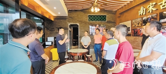 古井鎮(zhèn)政協(xié)聯(lián)絡(luò)組到霞路村調(diào)研古井特色產(chǎn)業(yè)，助力建立“強(qiáng)村公司+社會(huì)資本”“燒鵝+云吞”運(yùn)營(yíng)推廣模式。