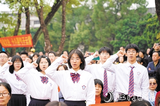 在學(xué)生代表的帶領(lǐng)下，學(xué)生們進(jìn)行了莊嚴(yán)的成人宣誓。