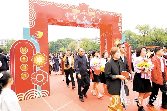 在家長(zhǎng)和教師的陪同下，學(xué)生們懷揣對(duì)未來(lái)的美好憧憬，依次跨過(guò)“成人門”“狀元門”。