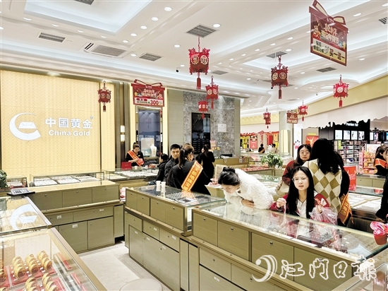 小克重黃金首飾、黃金貼片等“輕量化”產(chǎn)品受年輕消費者青睞。