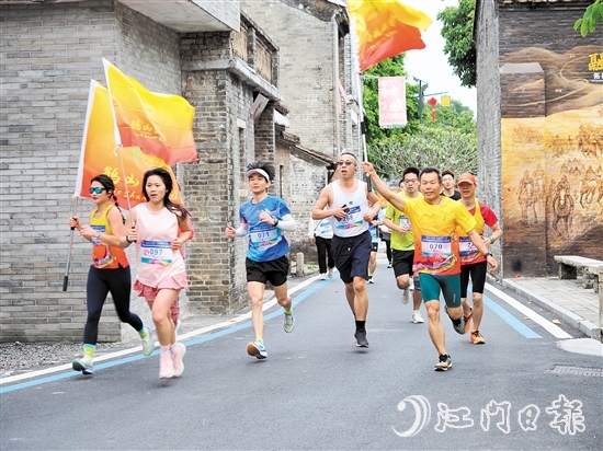 參賽選手在鮮卑古村縱情奔跑。