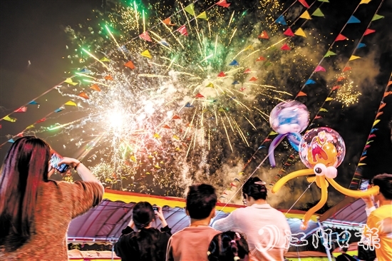 進入夜晚，花炮會現(xiàn)場仍然非常熱鬧，絢麗煙花讓村民、游客大飽眼福。歐蕊榮