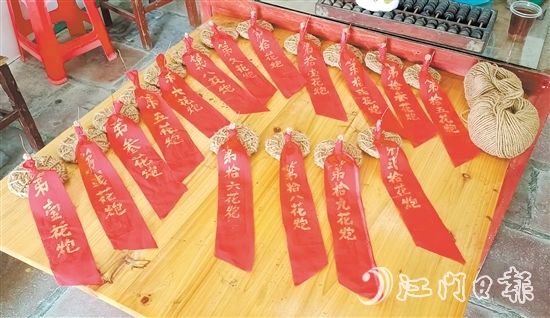 “搶炮”環(huán)節(jié)用的花炮頭由麻繩編織而成，如今“搶炮”被抽簽取代，既保留了傳統(tǒng)，又確保了安全。鶴城鎮(zhèn)供圖