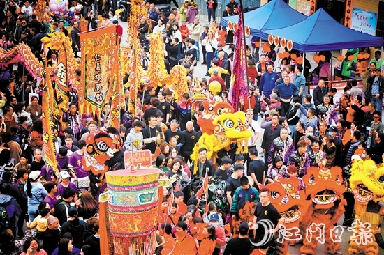 正月十六上午，小官田樟樹下村熱鬧非凡，村民們敲鑼打鼓，進行“接炮”“還炮”等環(huán)節(jié)。