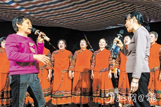 村民在花炮會上唱響《采茶歌》，詞韻精美，內(nèi)涵豐富。歐蕊榮