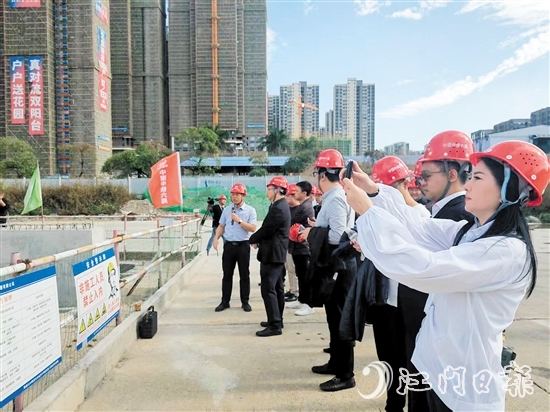 昨日下午，20多名港澳委員報到后，馬不停蹄開展視察工作。