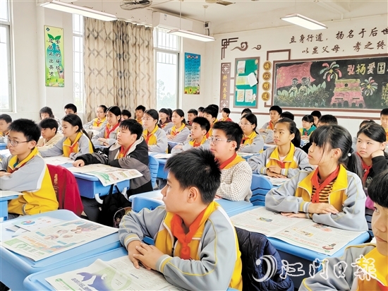 崖門鎮(zhèn)田邊小學(xué)學(xué)生收到了愛心企業(yè)捐贈(zèng)的《青蘋果》。