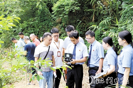 檢察干警借助無(wú)人機(jī)開(kāi)展調(diào)查取證工作。