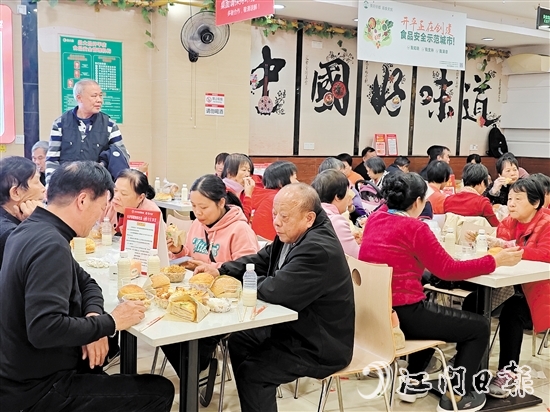 “小開社區(qū)飯?zhí)谩眴?dòng)當(dāng)天，吸引了眾多長(zhǎng)者前來(lái)試吃。