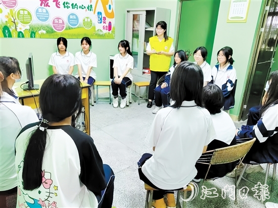 許浣愉（圖中黃衣者）在駐校期間為學(xué)生們做心理輔導(dǎo)。