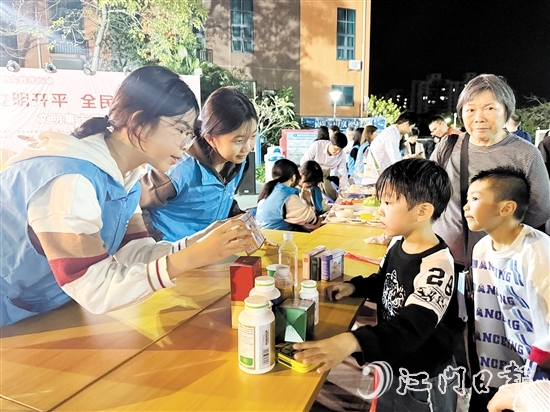 文明集市活動(dòng)將文明大餐送到群眾“家門口”，吸引了眾多群眾前來“趕集”。