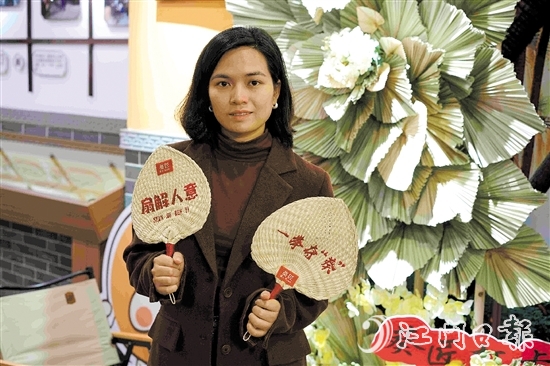 余惠云結合現(xiàn)代設計和刺繡工藝，創(chuàng)作出有趣的葵扇產(chǎn)品。