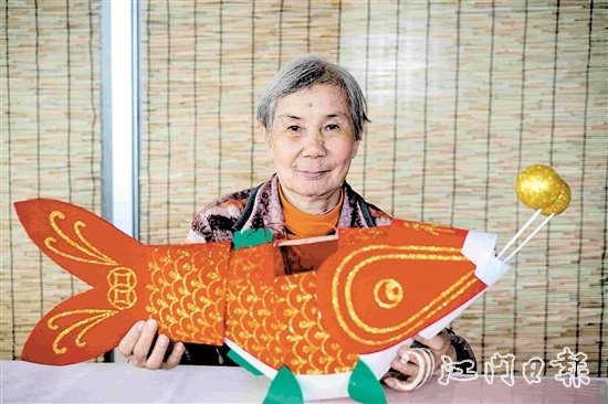 鐘松友與她制作的新會魚燈。