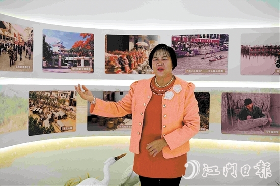 李鳳連隨編隨唱大鰲咸水歌。