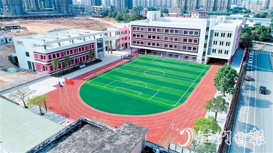 臺(tái)山市去年累計(jì)投入4800余萬(wàn)元，大力推動(dòng)臺(tái)城二小林榮源校區(qū)改擴(kuò)建工程、那琴小學(xué)教學(xué)樓項(xiàng)目等建設(shè)。圖為改擴(kuò)建后的臺(tái)城二小林榮源校區(qū)。