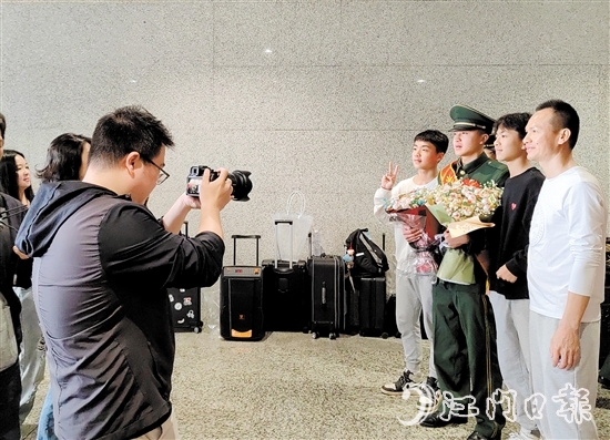 家人迎接退役軍人光榮返鄉(xiāng)。