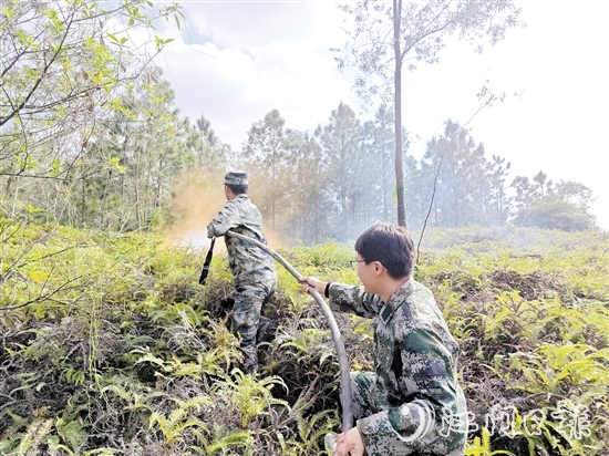 演練中，應(yīng)急救援隊(duì)伍分工合作開(kāi)展滅火救援。