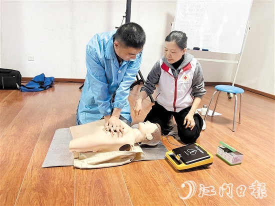 在講師的指導(dǎo)下，學(xué)員練習(xí)心肺復(fù)蘇（CPR+AED）技能。
