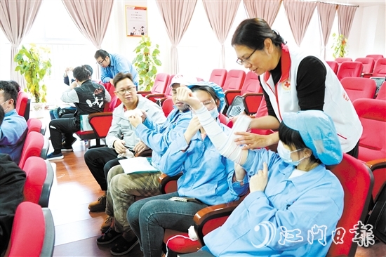 學(xué)員們兩兩配合，認(rèn)真練習(xí)創(chuàng)傷包扎、骨折固定等技能。