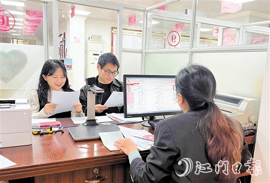 臺(tái)山市民政局婚姻登記處臨時(shí)增設(shè)3個(gè)“幸福專窗”，業(yè)務(wù)辦理效率提升了40%。