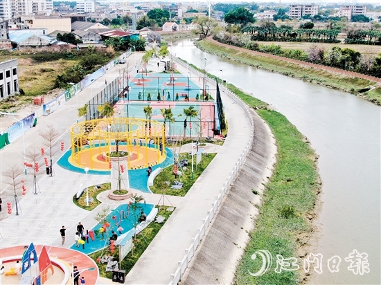 濱水休閑公園美景如畫、設(shè)施齊全，成為群眾休閑娛樂的新天地。