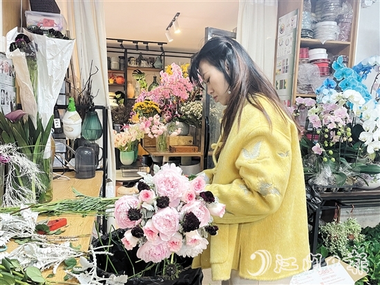 花店員工忙趕訂單。