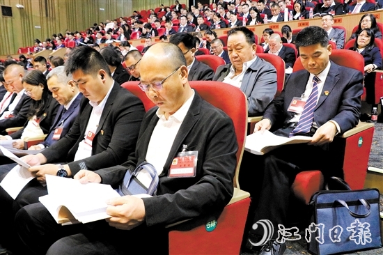 來自各條戰(zhàn)線的人大代表、政協(xié)委員熱議鶴山市政府工作報告。