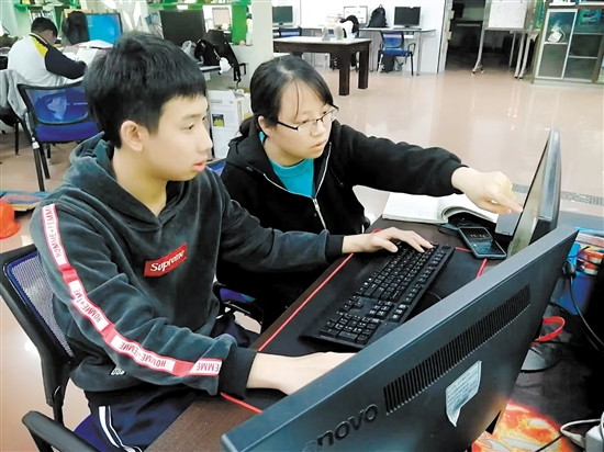 龐小玲（右一）認(rèn)真指導(dǎo)學(xué)生學(xué)習(xí)專業(yè)知識。