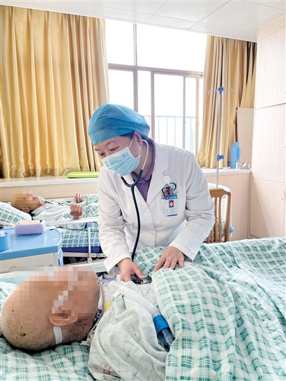 李華燕檢查患者情況。