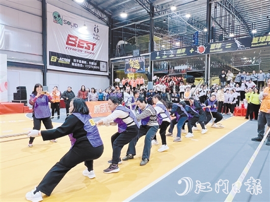 拔河比賽現(xiàn)場，大家力往一處使。