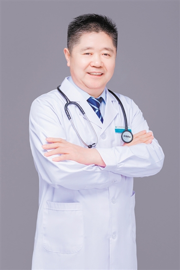 楊?lèi)?ài)成：江門(mén)市五邑中醫(yī)院腎病科主任，主任醫(yī)師，醫(yī)學(xué)博士，暨南大學(xué)碩士生導(dǎo)師，嶺南名醫(yī)，江門(mén)市名醫(yī)。