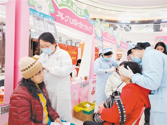 本次活動設(shè)置了多個健康服務(wù)攤位。