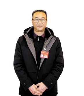 開平市人大代表，龍勝鎮(zhèn)龍勝墟社區(qū)黨支部書記、居委會主任張健鋒