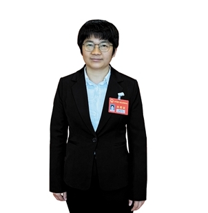 開平市人大代表，馬岡鎮(zhèn)聯(lián)岡村黨總支書記、村委會主任梁泳怡